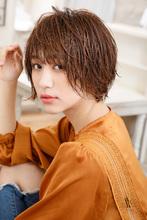 ルーズな動きとトップのボリュームで作る媚びないショートアレンジ|MINX 銀座二丁目店のヘアスタイル