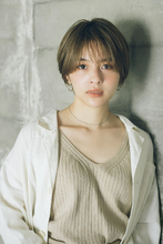 シースルーバングで可愛いさを引き立てたラテカラーのショートレイヤー|MINX 銀座五丁目店のヘアスタイル