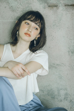 外ハネに内巻きをオンしたスタイリッシュなミディアムスタイル|MINX 銀座五丁目店のヘアスタイル