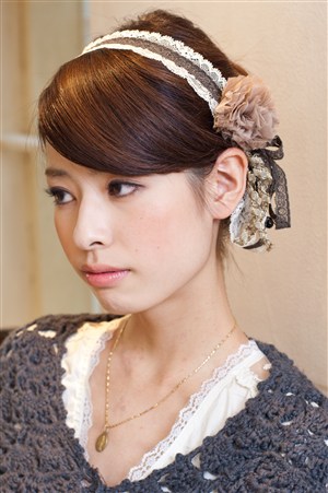 しっとりとしたまとめ髪に、ポイントのリボンが効いてフェミニスタイルに♪