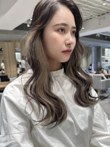 インナーカラーホワイトベージュイヤリングカラーロング韓国風|MINX shibuya smart salonのヘアスタイル