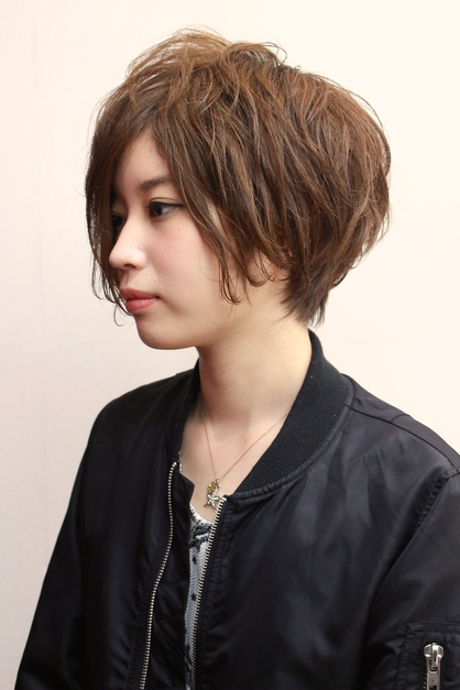 前髪長めのパーマショート 青山 表参道の美容室 Renjishi Aoyamaのヘアスタイル Rasysa らしさ