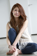 かきあげバングで大人可愛いニュアンスロング。トップにレイヤーをいれウェーブはラフな感じでランダムに!カラーはオレンジ系ハイトーン。|laluna alex 阪急六甲店のヘアスタイル
