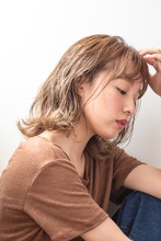 全体にゆるくウェーブをかけた柔らかスタイル。|CLANのヘアスタイル