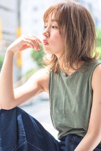 鎖骨ラインのボブをベースに、顔まわりと表面にレイヤーを入れて空気を含ませたエアリーボブスタイル。|CLANのヘアスタイル