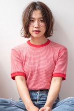 緩めのカールを重ねた立体的なナチュラルボブです。|CLANのヘアスタイル