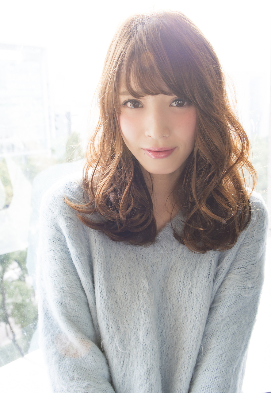 柔らかさを出したフェミニンスタイル
