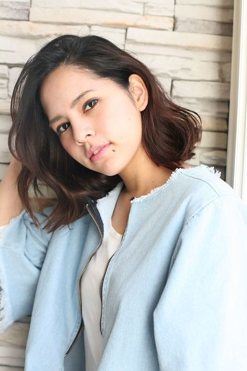 かきあげバング×S字パーマでゆるミディ ｜ 渋谷・道玄坂・明治通りの美容室 ROOTSのヘアスタイル ｜ Rasysa（らしさ）