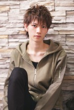 ハイトーンのマッシュウルフスタイルで毛束感UP。|ROOTSのヘアスタイル