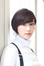 素髪ヘアで楽しむマッシュショート|ROOTSのヘアスタイル