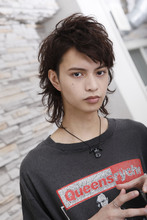 右サイドを耳にかけてすっきりとエッジを効かせたソフトリーゼント|ROOTSのヘアスタイル