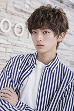 ウィービングパーマとカラーでふわくしゅ感と立体感を表現|ROOTSのヘアスタイル