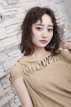 スパイラルパーマでガーリーにパサっと質感でおしゃれを楽しむ|ROOTSのヘアスタイル