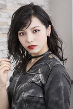 ハンサム女子におすすめ!クールでつややかなミディアムボブ|ROOTSのヘアスタイル