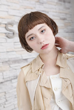おしゃれ度高し!の眉上バングのキュートなマッシュショートボブ|ROOTSのヘアスタイル