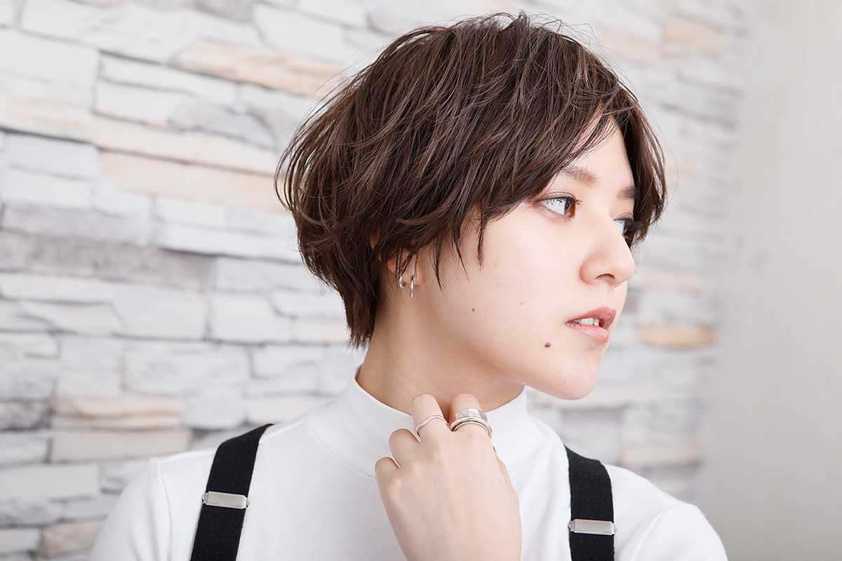 前髪を長めにして女性らしく　耳のチラ見せでピュア＆ヘルシーに