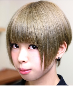 ショートボブ／ハイトーンアッシュブラウン|KAMIFUSEN It's HAIRのヘアスタイル