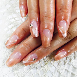 オフィスok 馴染みパールベージュで 斜めフレンチ 東京都 王子 大塚 巣鴨 駒込のネイルサロン Aromaru Nail のネイル Rasysa らしさ