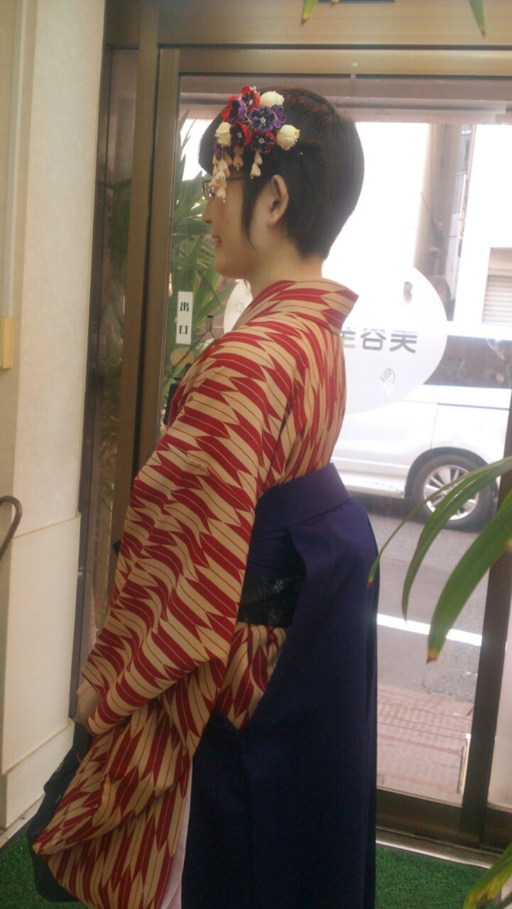 ショートヘアに簪を挿して